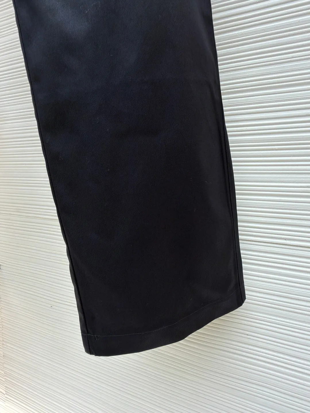 LOUIS VUITTON pocket embroidered work trousers ●Original version: Purchased and developed by 12324 ●Item number: 1682341-B50 ●Fabric: cotton twill fabric ●Technology: embroidery production ●Color: black ●Version: fitted version ●Weight: about 535 grams ●Size: 44-46-48-50 ●Description: The high cotton content ensures the fabric's excellent breathability, durability and classic workwear texture, while the twill weave gives it unique wear resistance and stiffness. The special fabric technology solves the pain points of tight and stiff traditional overalls; it provides greater freedom when moving, significantly improves wearing comfort and flexibility, and achieves a balance between function and comfort. The application of three-dimensional core-spinning embroidery technology in the pocket position is achieved by adding additional cotton thread or foam as the core material to the pattern filling layer, and then using embroidery thread to fully cover the embroidery. The logo pattern is significantly protruded from the surface of the fabric, forming a full three-dimensional effect. This process not only enhances the visual impact and tactile level, but also improves the wear resistance of the pocket area through the buffering effect of the core material, ensuring that the pattern can still remain crisp and not deformed in complex daily use, ensuring that the pattern is clear and durable, and injecting a sense of sophistication into the rugged workwear style. Diversified pocket system combines workwear functionality with sophistication. The flap cargo pockets on both sides are a signature element, and their flap design prevents items from falling and enhances the visual three-dimensionality. Italian style pockets provide simple side storage. The overall wiring is straight and delicate, the fabric is comfortable and soft, and the color is consistent without color difference. It can be matched with the same style to create a fashionable look and control various occasions. Customized accessories, complete with three standards, same style for men and women!